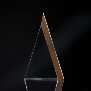 Trofeo Galvano de Madera y Cristal Triangle personalizable, vista 2