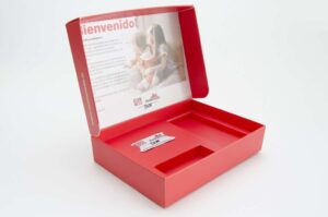 Caja kit bienvenida 16 x 12 x 3 cms personalizable, con empaque